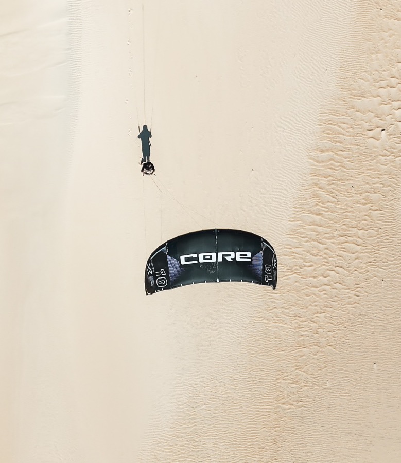 vue aérienne d'un kitesurfeur au-dessus de dunes de sable isolées expédition de kite personnalisée Local Secrets XP